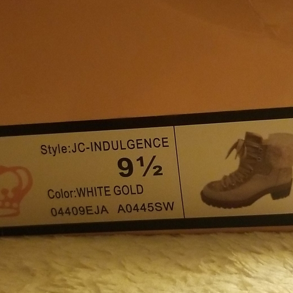 BNWB Lace Up Fall fashion boots with heel - Picture 8 of 8